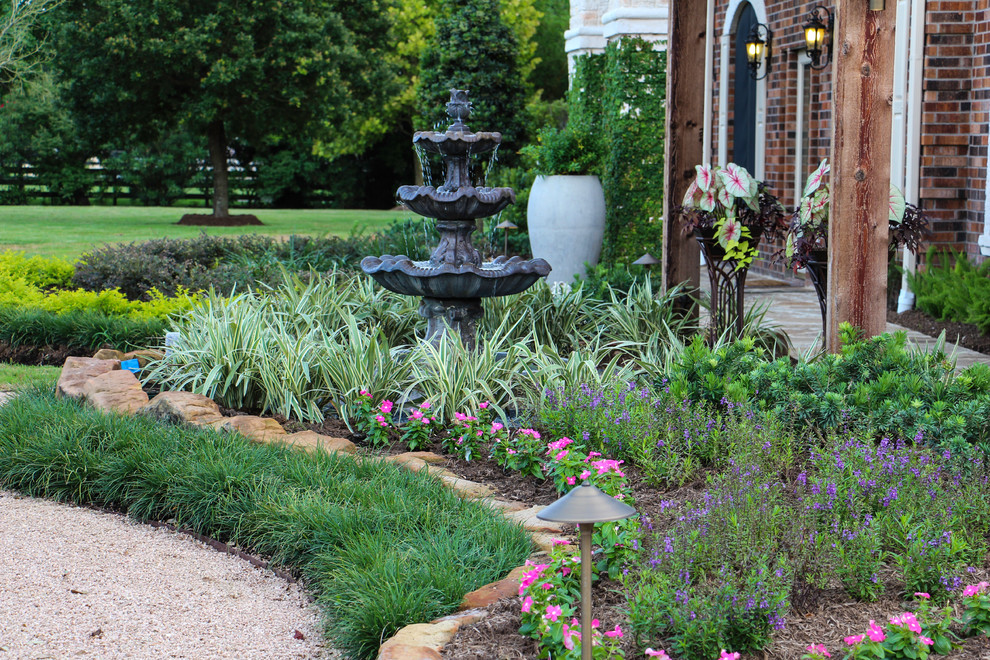 Design ideas for a large traditional full sun side yard gravel landscaping in Houston for summer.