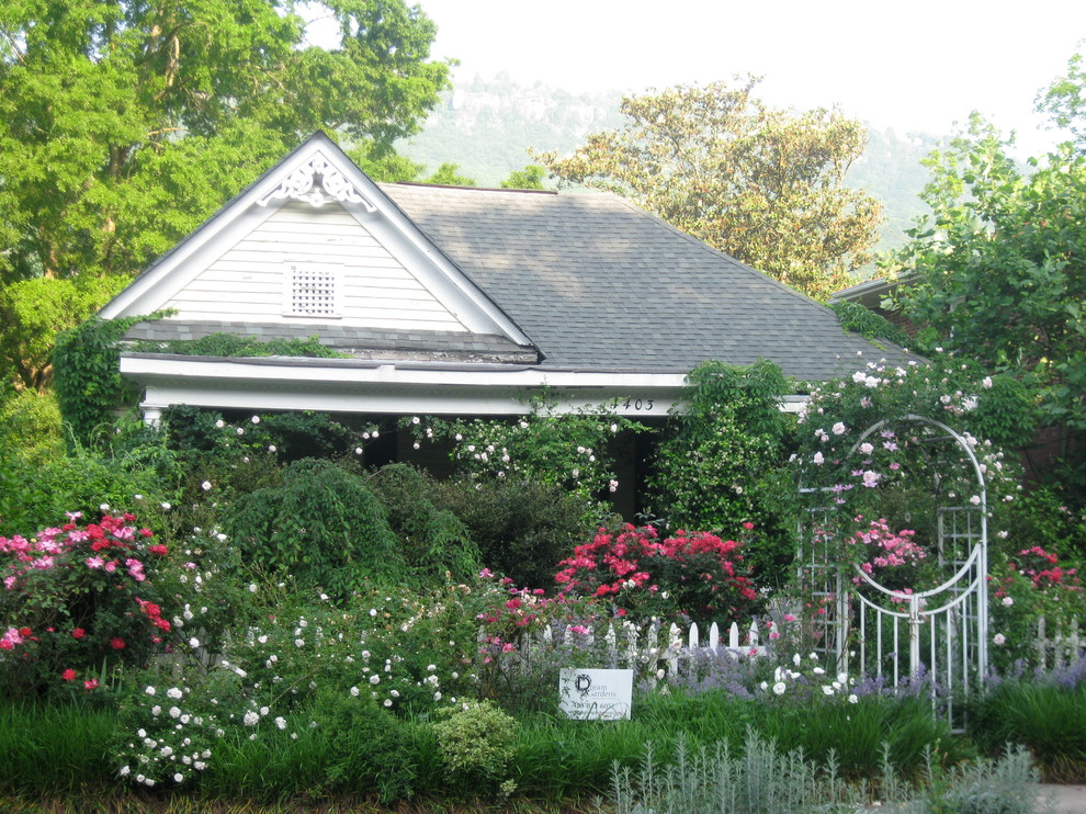 Esempio di un giardino vittoriano esposto in pieno sole davanti casa in primavera con un ingresso o sentiero