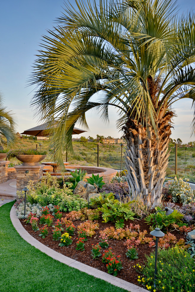 Стильный дизайн: огромный летний участок и сад на переднем дворе в средиземноморском стиле с полуденной тенью и мощением тротуарной плиткой - последний тренд
