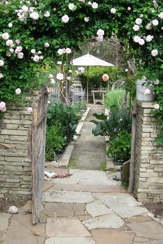 Diseño de jardín clásico renovado grande en patio trasero con huerto, exposición total al sol y granito descompuesto