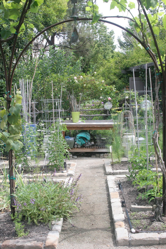 Modelo de jardín tradicional renovado grande en patio trasero con huerto, exposición total al sol y granito descompuesto