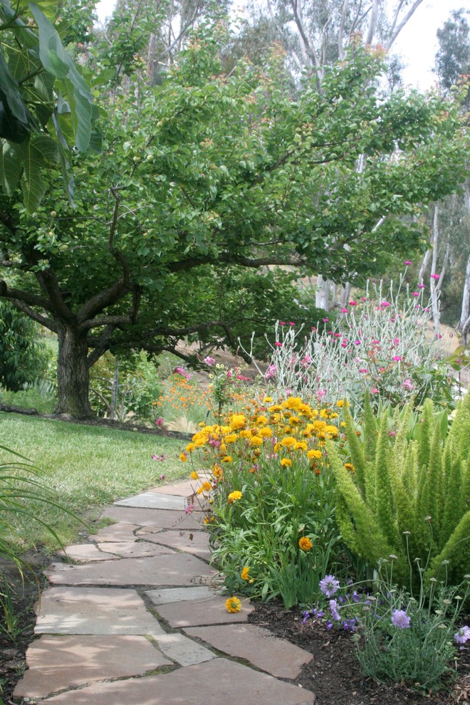 Idee per un grande orto in giardino mediterraneo esposto in pieno sole dietro casa in estate con pavimentazioni in pietra naturale