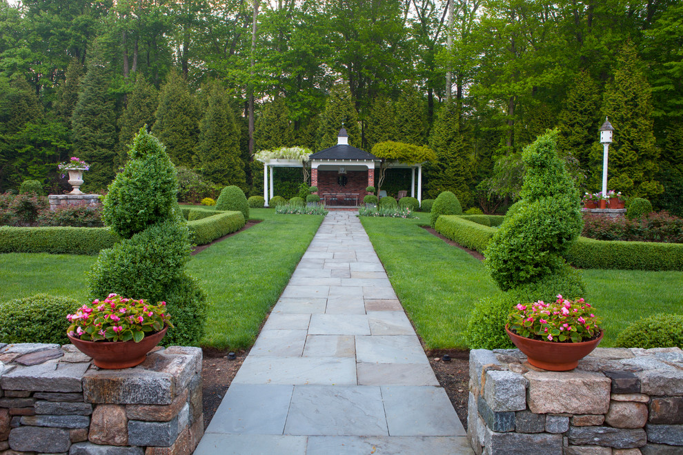 На фото: солнечный участок и сад на заднем дворе в классическом стиле с хорошей освещенностью