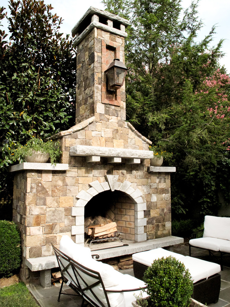 Modelo de patio clásico grande en patio trasero con brasero y adoquines de piedra natural