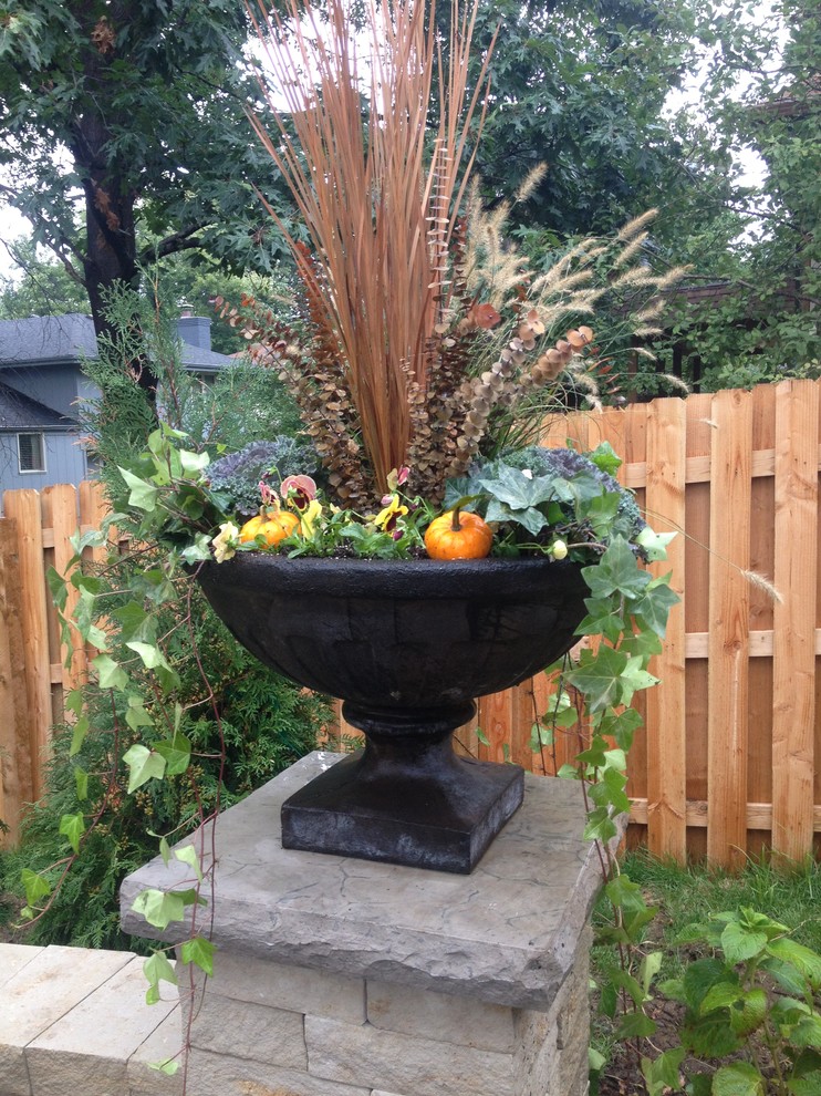 Idée de décoration pour un petit jardin en pots avant champêtre.