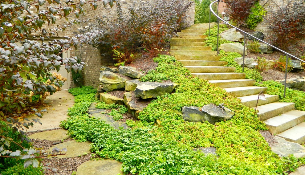 Ispirazione per un grande giardino chic esposto in pieno sole in autunno con fontane, un pendio, una collina o una riva e pavimentazioni in pietra naturale
