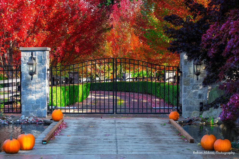 Großer, Halbschattiger Garten im Herbst mit Auffahrt und Betonboden in Seattle
