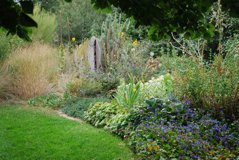 На фото: осенний участок и сад на заднем дворе в современном стиле с