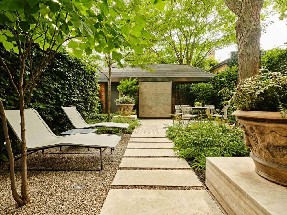 Пример оригинального дизайна: маленький весенний регулярный сад на заднем дворе в современном стиле с водопадом, полуденной тенью и покрытием из каменной брусчатки для на участке и в саду