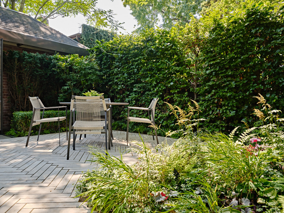 Geometrischer, Kleiner, Halbschattiger Moderner Gartenwasserfall im Frühling, hinter dem Haus mit Natursteinplatten in Toronto