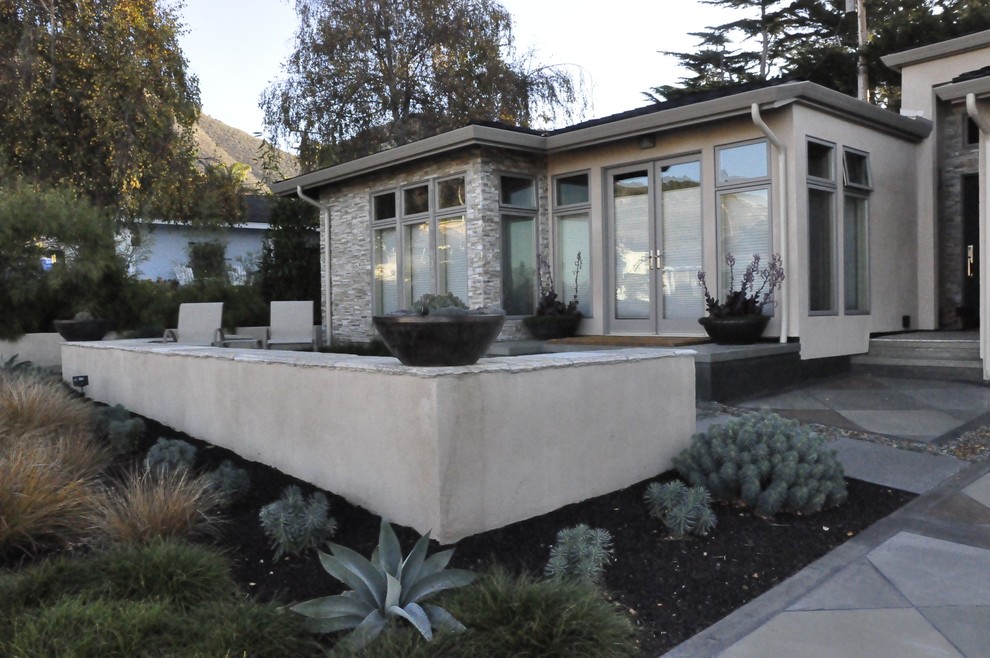 Стильный дизайн: участок и сад на переднем дворе в современном стиле - последний тренд