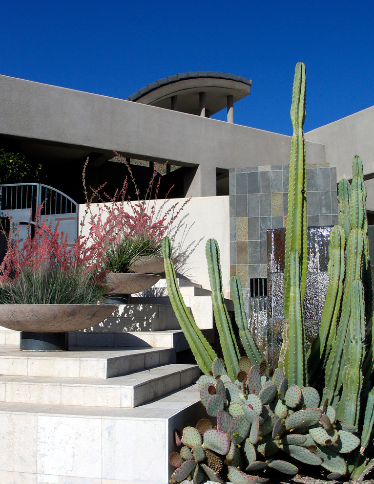 Large contemporary front xeriscape full sun garden in Phoenix with a water feature.