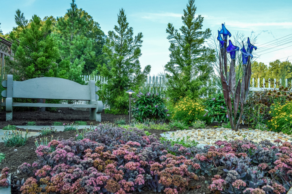Пример оригинального дизайна: большой солнечный, весенний регулярный сад на заднем дворе в стиле кантри с водопадом, хорошей освещенностью и покрытием из каменной брусчатки