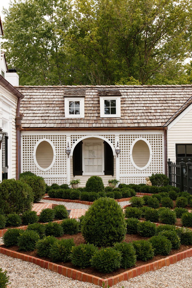 Идея дизайна: регулярный сад на внутреннем дворе в классическом стиле с покрытием из каменной брусчатки