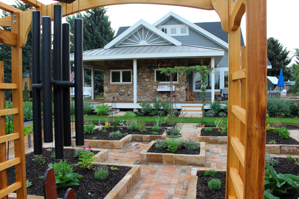 Foto di un giardino country esposto in pieno sole di medie dimensioni e nel cortile laterale in estate con pavimentazioni in mattoni
