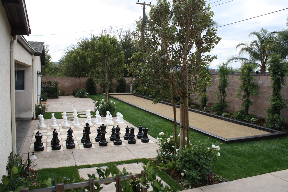 Kleiner Klassischer Gartenweg hinter dem Haus, im Sommer mit Sportplatz und direkter Sonneneinstrahlung in Los Angeles