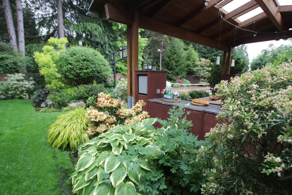 Aménagement d'un grand jardin arrière contemporain avec une exposition partiellement ombragée et des pavés en béton.