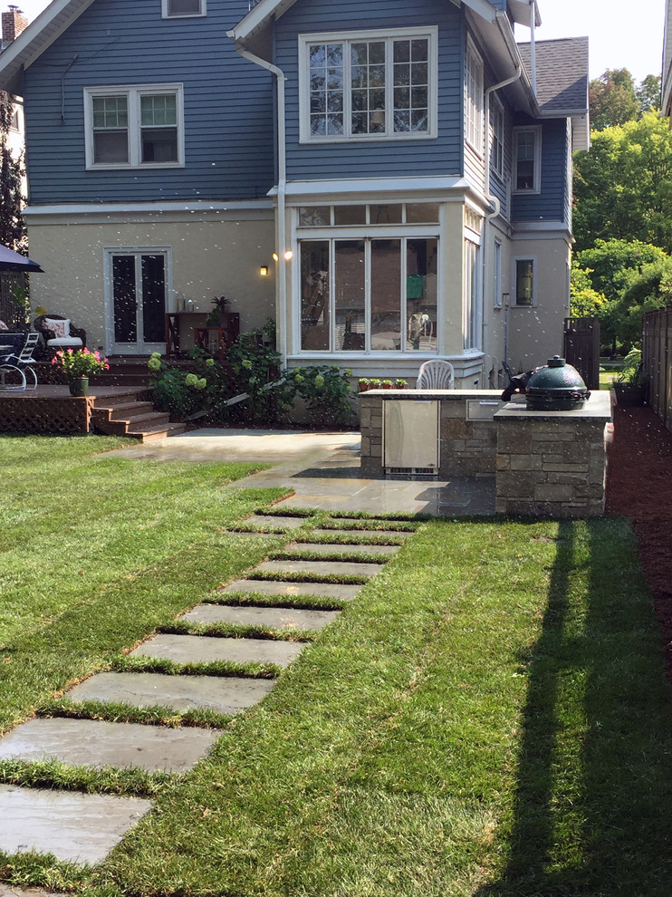 Ispirazione per un grande giardino country esposto in pieno sole dietro casa con pavimentazioni in pietra naturale