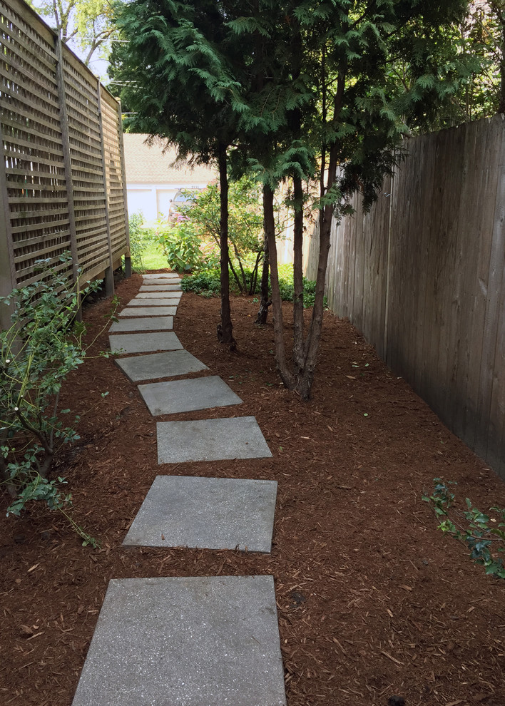 Idée de décoration pour un petit aménagement d'entrée ou allée de jardin arrière champêtre avec une exposition ombragée et des pavés en pierre naturelle.