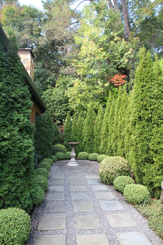 Стильный дизайн: участок и сад в классическом стиле с полуденной тенью и покрытием из гравия - последний тренд