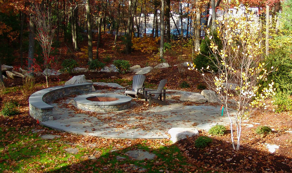 Exemple d'un jardin arrière chic de taille moyenne et l'automne avec un foyer extérieur, une exposition ombragée et des pavés en pierre naturelle.