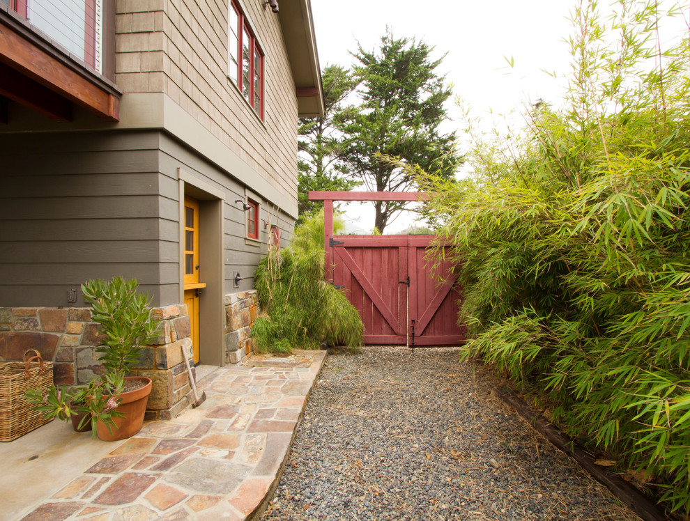 Стильный дизайн: участок и сад на боковом дворе в классическом стиле - последний тренд