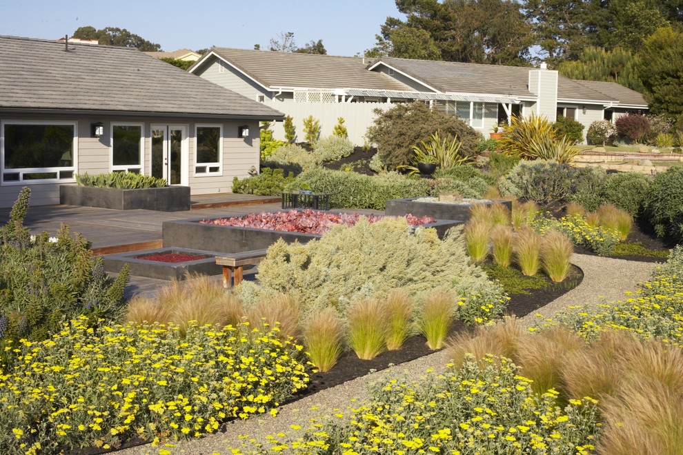 Пример оригинального дизайна: большой участок и сад на заднем дворе в восточном стиле с растениями в контейнерах, полуденной тенью и настилом