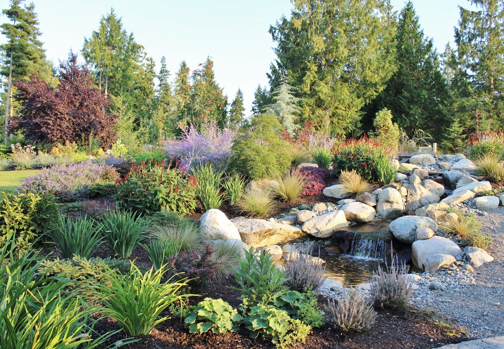 シアトルにあるカントリー風のおしゃれな庭の噴水 (日向) の写真