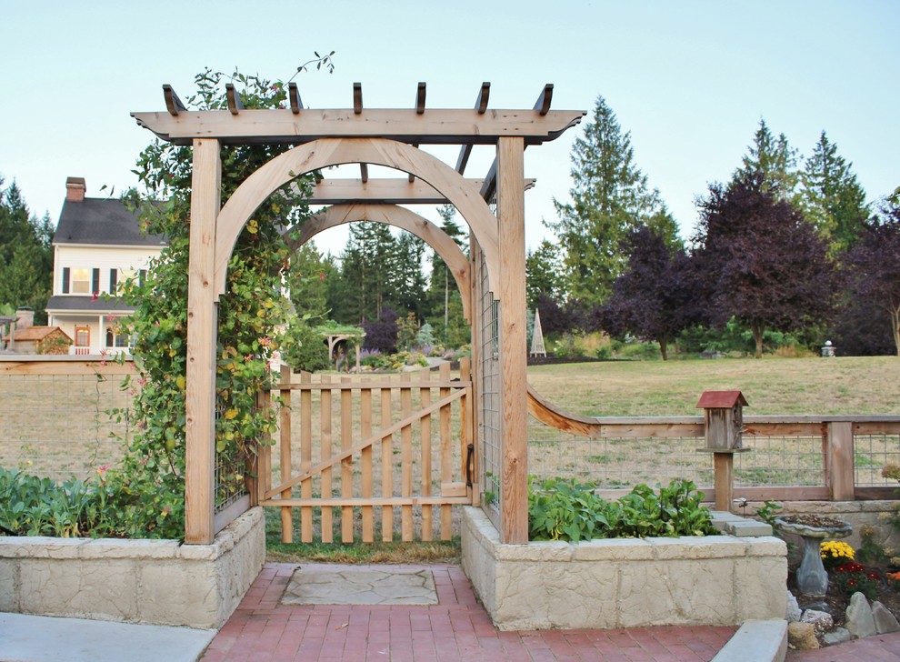 Esempio di un giardino country esposto in pieno sole con un ingresso o sentiero e pavimentazioni in cemento