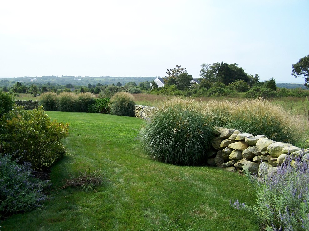 Foto di un giardino country esposto a mezz'ombra nel cortile laterale in estate con pavimentazioni in pietra naturale