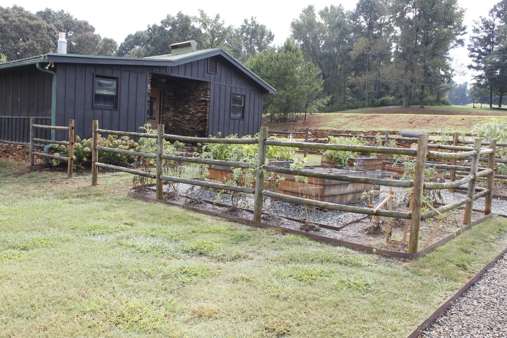 Inspiration for a farmhouse landscaping in Atlanta.