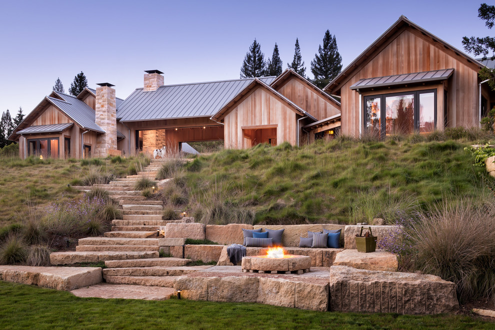 Geräumiger Landhausstil Garten hinter dem Haus mit Feuerstelle, Natursteinplatten und direkter Sonneneinstrahlung in San Francisco