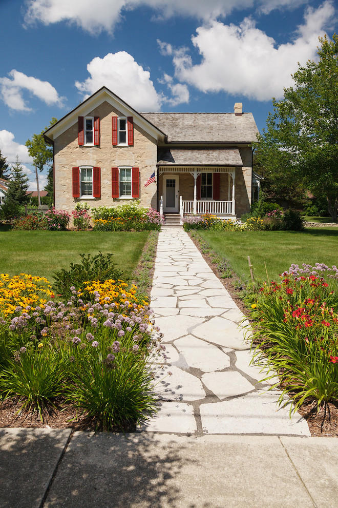 Idee per un giardino xeriscape country esposto in pieno sole di medie dimensioni e davanti casa in estate con pavimentazioni in pietra naturale e un ingresso o sentiero