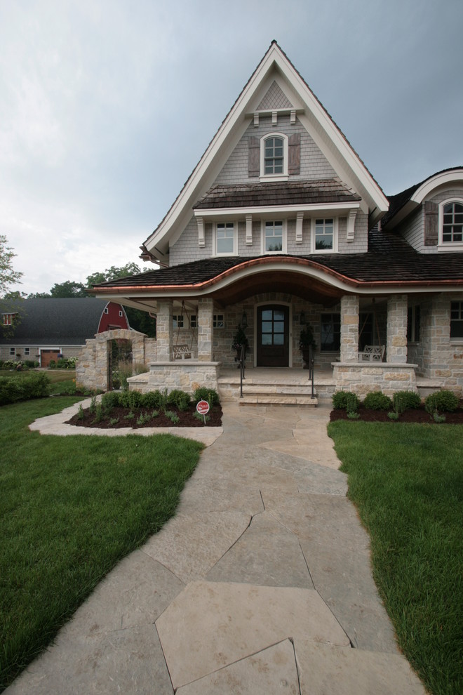 Foto di un ampio vialetto d'ingresso country esposto in pieno sole davanti casa in estate con pavimentazioni in pietra naturale e un ingresso o sentiero