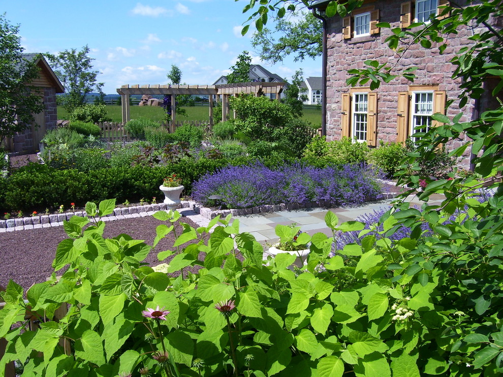 Design ideas for a farmhouse garden in Philadelphia.