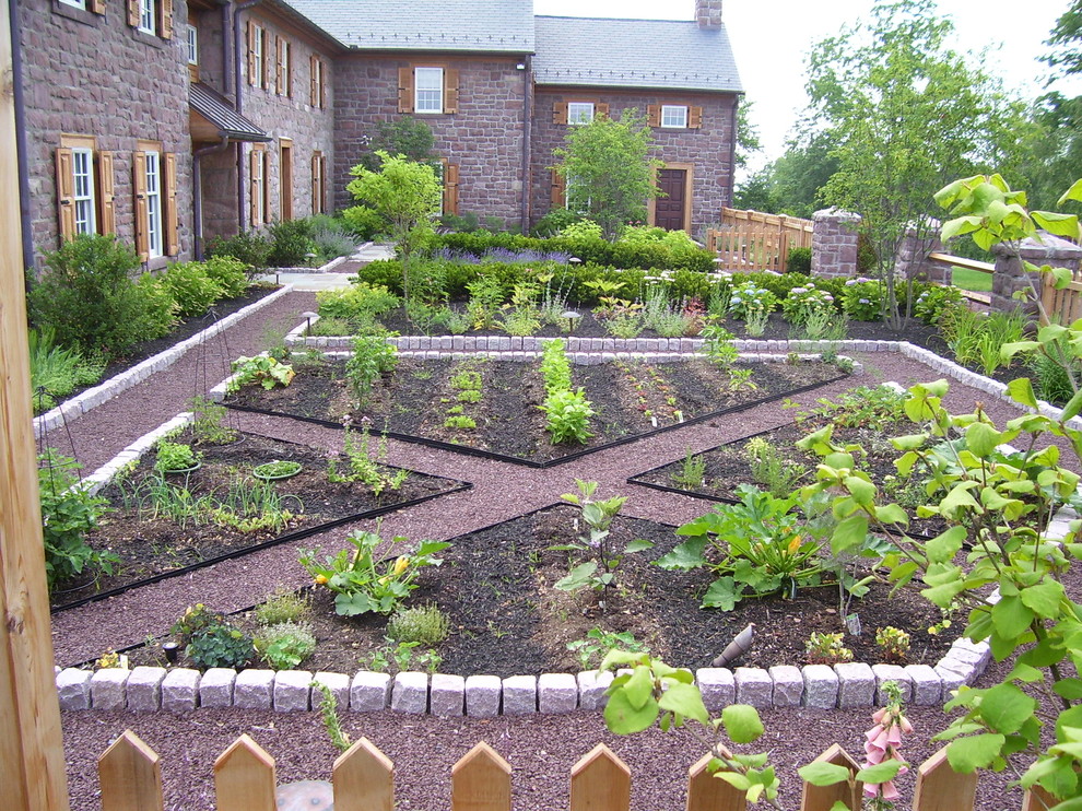 На фото: участок и сад в стиле кантри с покрытием из каменной брусчатки с