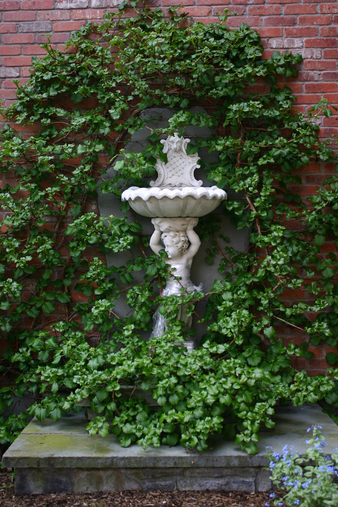 Geometrische, Mittelgroße, Halbschattige Klassische Gartenmauer im Frühling, hinter dem Haus mit Mulch in New York