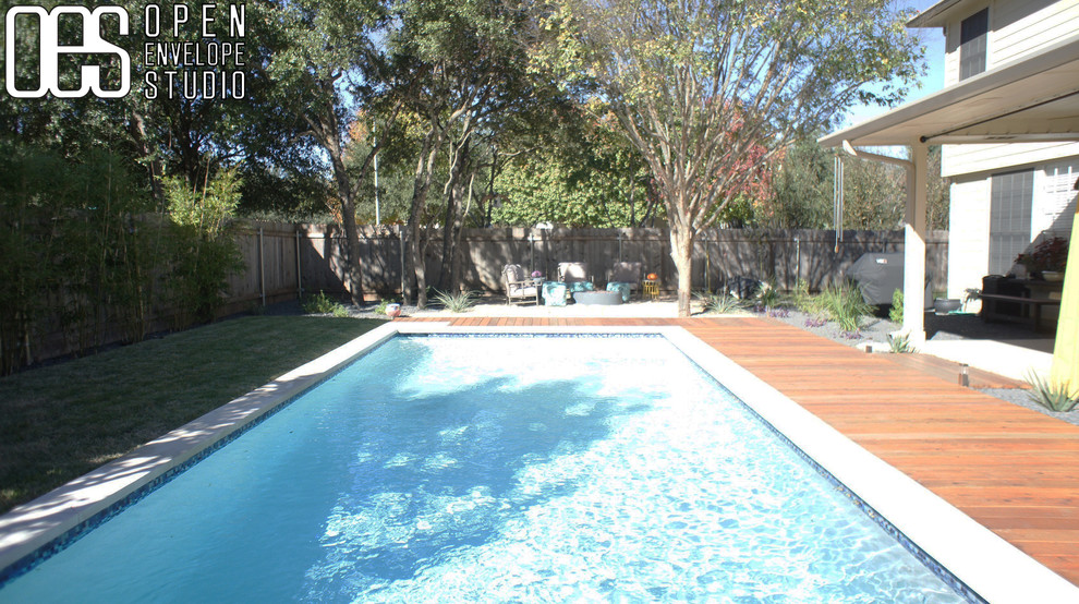 Esempio di una grande piscina minimalista dietro casa con pedane
