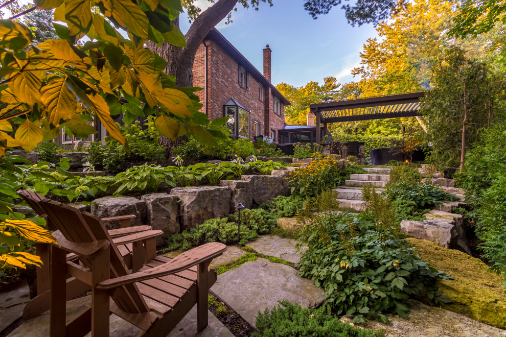 Mittelgroßer, Halbschattiger Rustikaler Garten mit Natursteinplatten in Toronto
