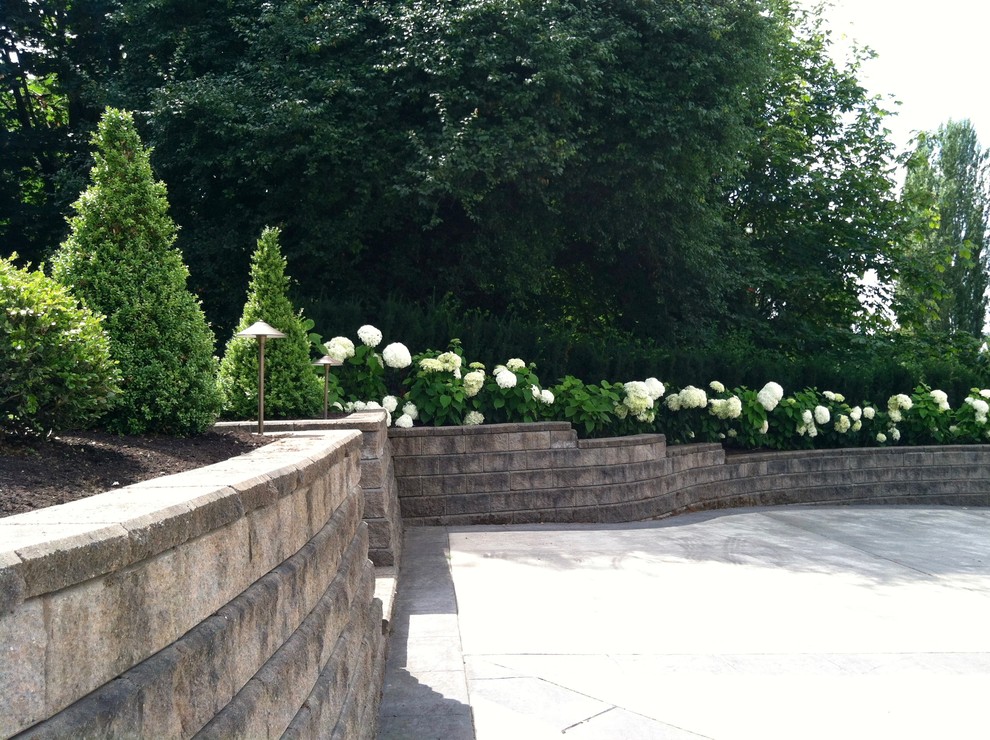 Idée de décoration pour un jardin tradition l'été avec un mur de soutènement et une exposition partiellement ombragée.