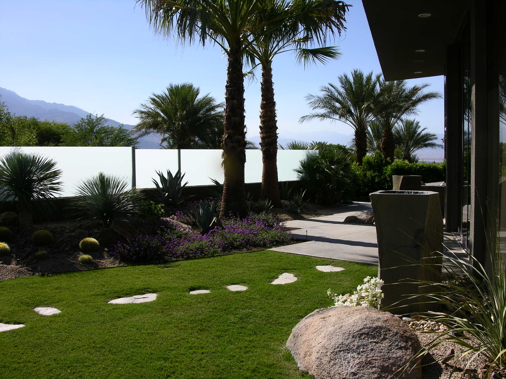 Esempio di un giardino xeriscape contemporaneo esposto in pieno sole di medie dimensioni e davanti casa con un ingresso o sentiero