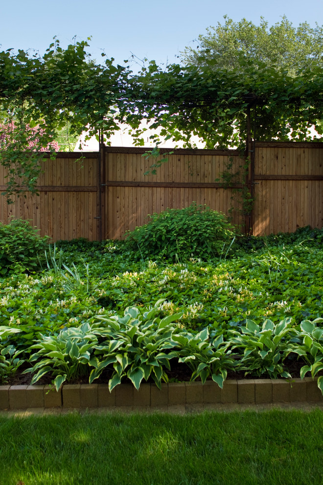 Пример оригинального дизайна: осенний участок и сад среднего размера на заднем дворе в стиле модернизм с полуденной тенью и мощением клинкерной брусчаткой