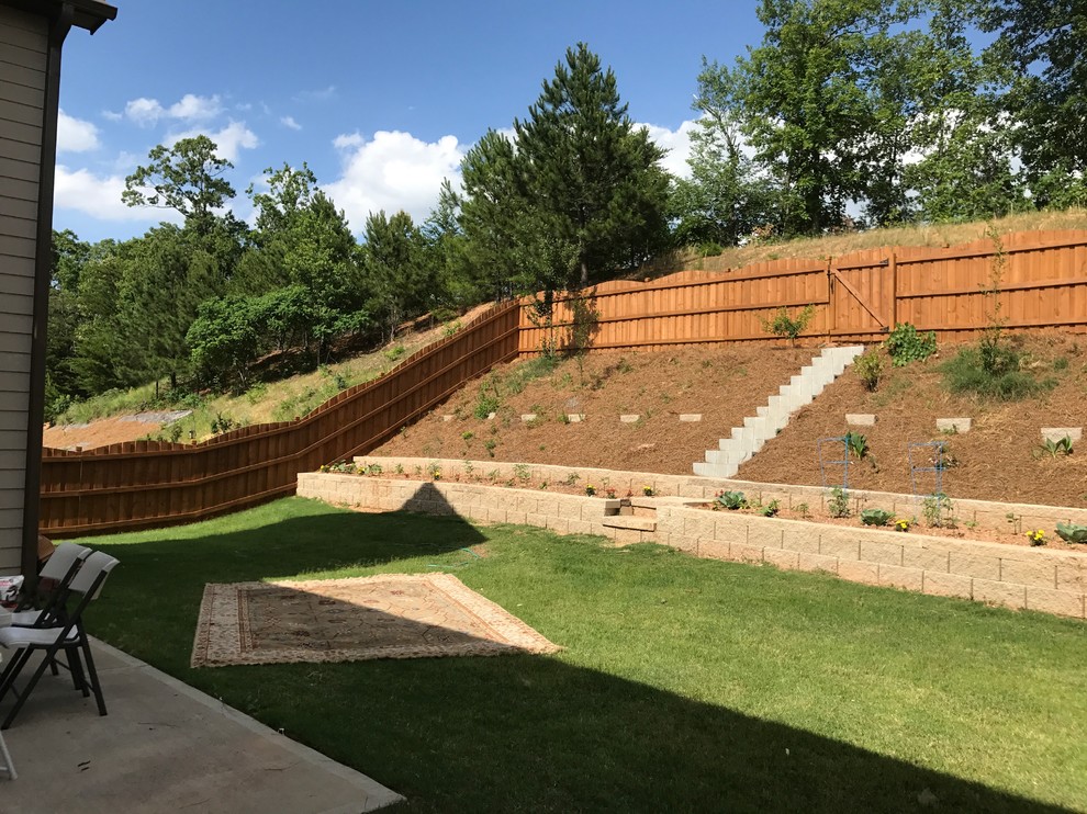 Geometrischer, Mittelgroßer, Halbschattiger Landhausstil Garten hinter dem Haus mit Mulch in Atlanta