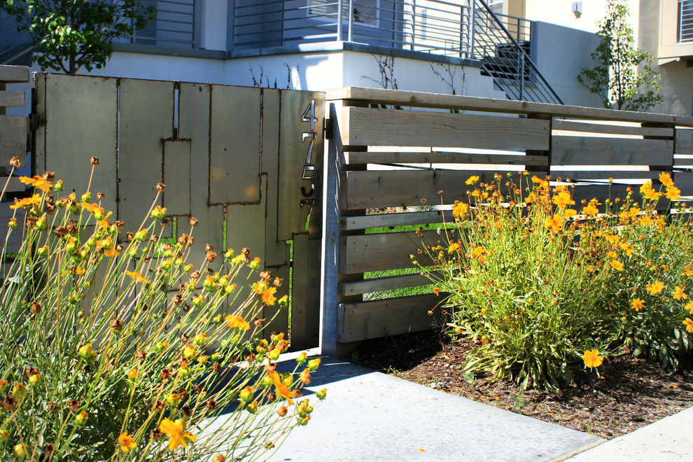 Ispirazione per un piccolo giardino design esposto in pieno sole davanti casa in inverno con un muro di contenimento e pedane