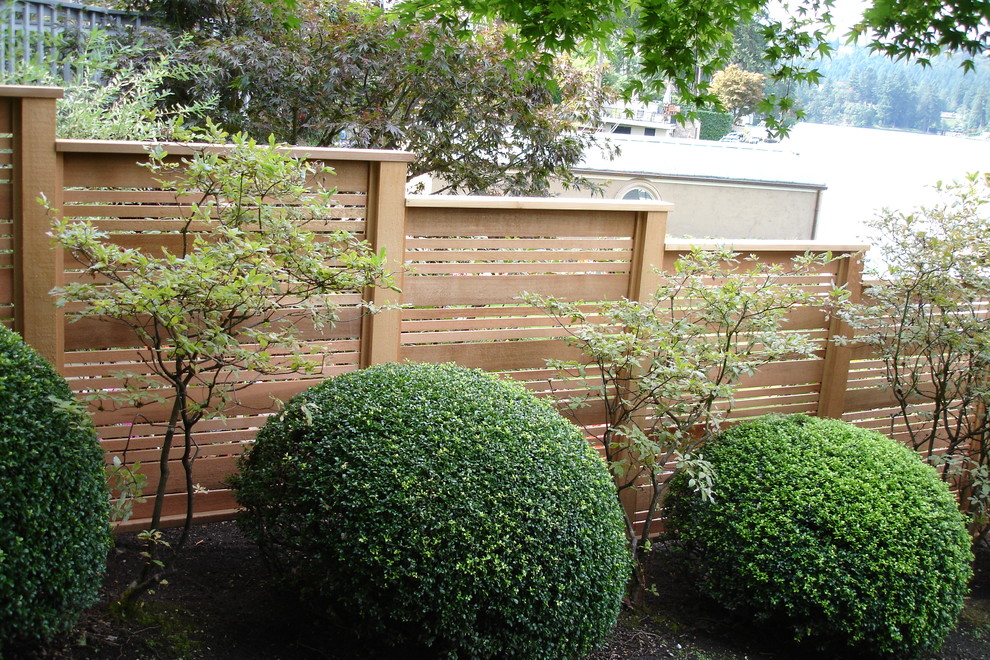 Пример оригинального дизайна: регулярный сад среднего размера на боковом дворе в стиле неоклассика (современная классика) с полуденной тенью и мульчированием