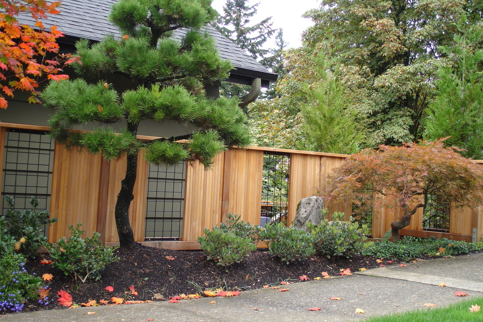 Geometrischer, Mittelgroßer, Halbschattiger Asiatischer Garten neben dem Haus mit Mulch in Portland