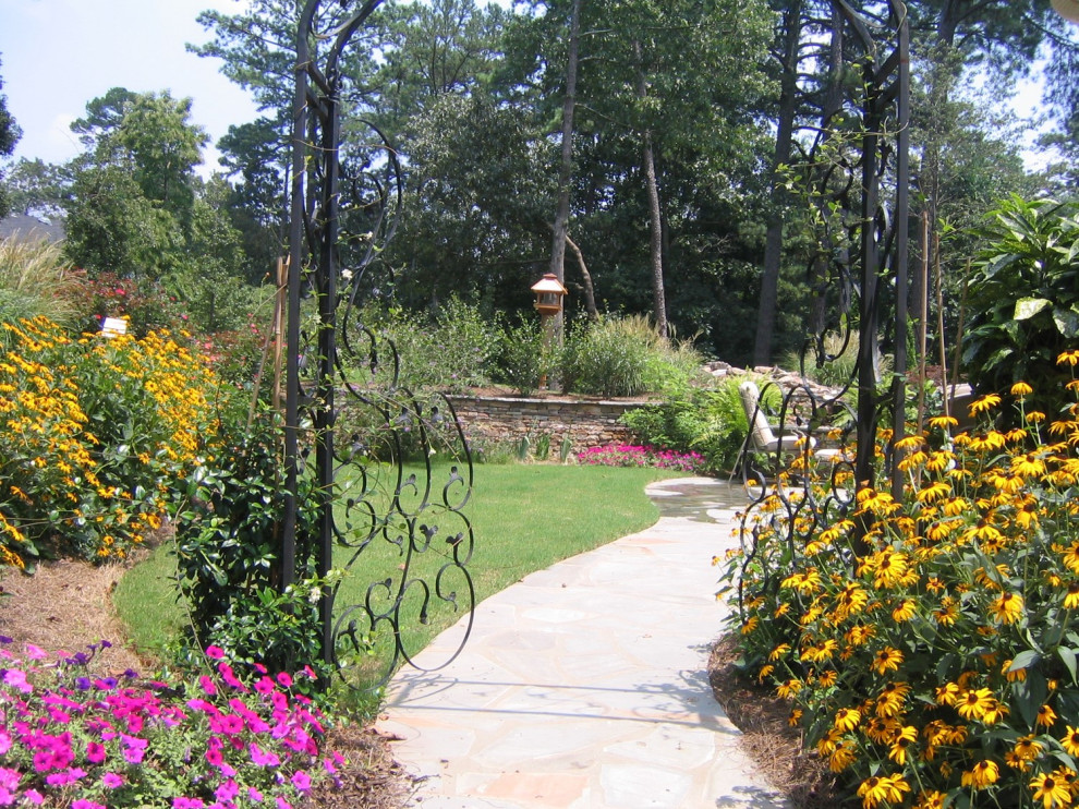 アトランタにあるお手頃価格の広い、夏のカントリー風のおしゃれな庭 (池、日向、天然石敷き) の写真