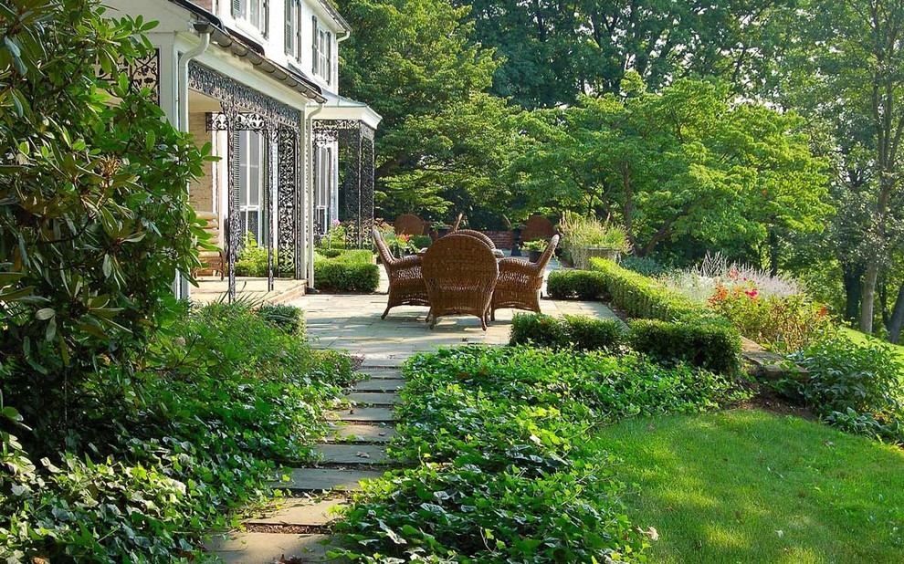 Inspiration for a traditional landscaping in Philadelphia.
