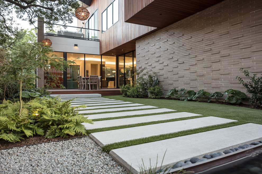 Esempio di un piccolo giardino minimalista in ombra dietro casa con pavimentazioni in cemento