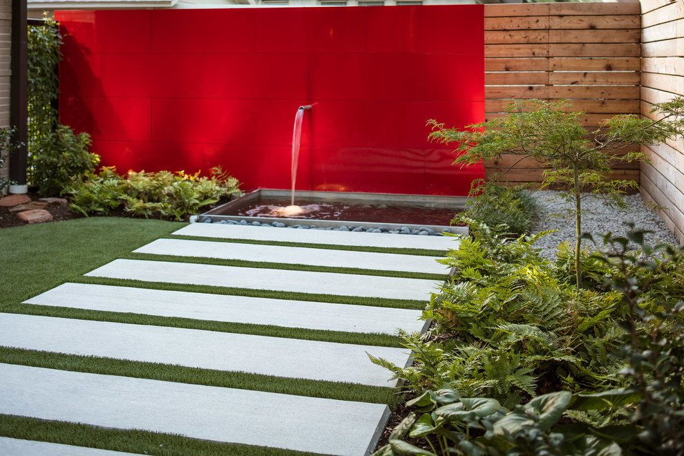 Kleiner, Schattiger Moderner Garten hinter dem Haus mit Wasserspiel und Betonboden in Houston